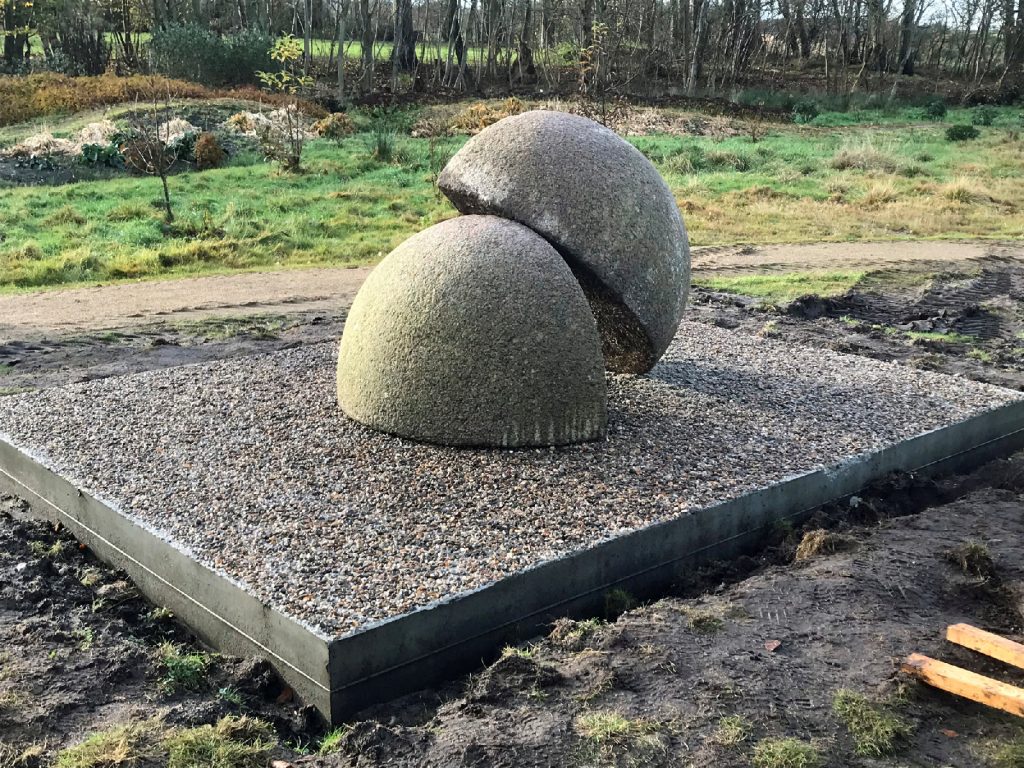 Sådan. De to sten er placeret på fundamentet.Foto: Mogens Ballegaard.